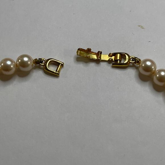 Faux pearl necklace in gold tone setting with black beads costume jewelry classy - Picture 7 of 10